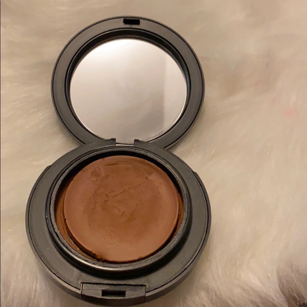 Makeup - Picture 1 of 2